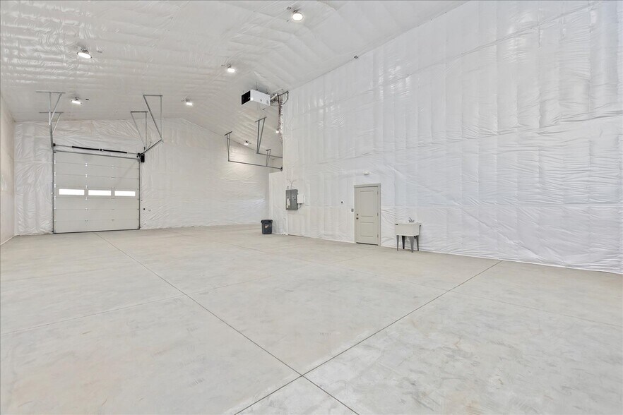 More Photos Of 225 N Happy Valley Rd, Nampa Warehouse For Lease