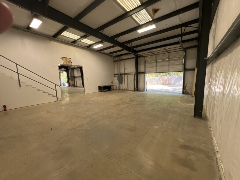 More Photos Of 524 Mineral Ter, Birmingham Light Manufacturing For Lease