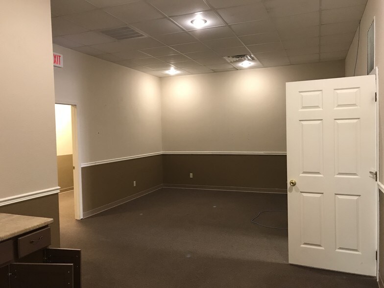 More Photos Of 1701-1715 W James River Rd, Ozark Office For Lease