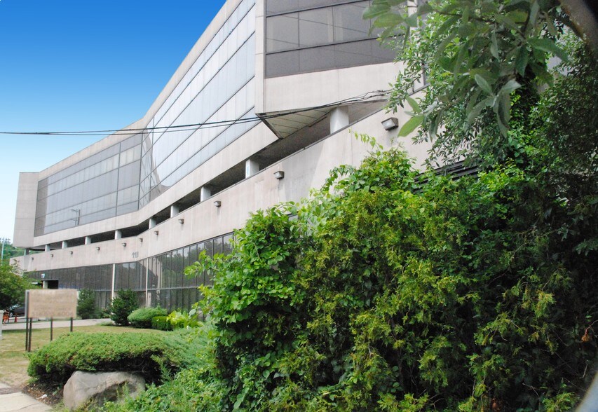 More Photos Of 1129 Northern Blvd, Manhasset Medical For Lease