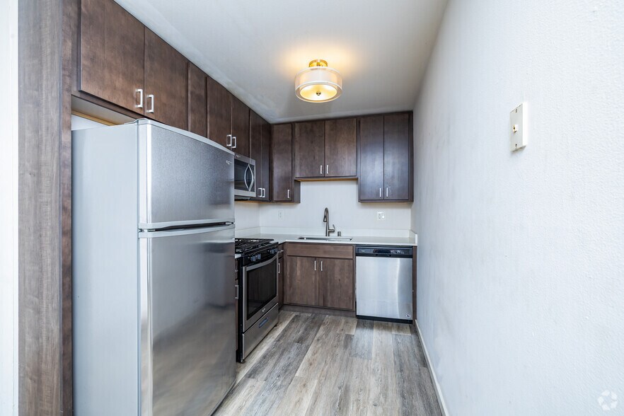 More Photos Of 2863-2867 S Kinnickinnic Ave, Milwaukee Apartments For Lease