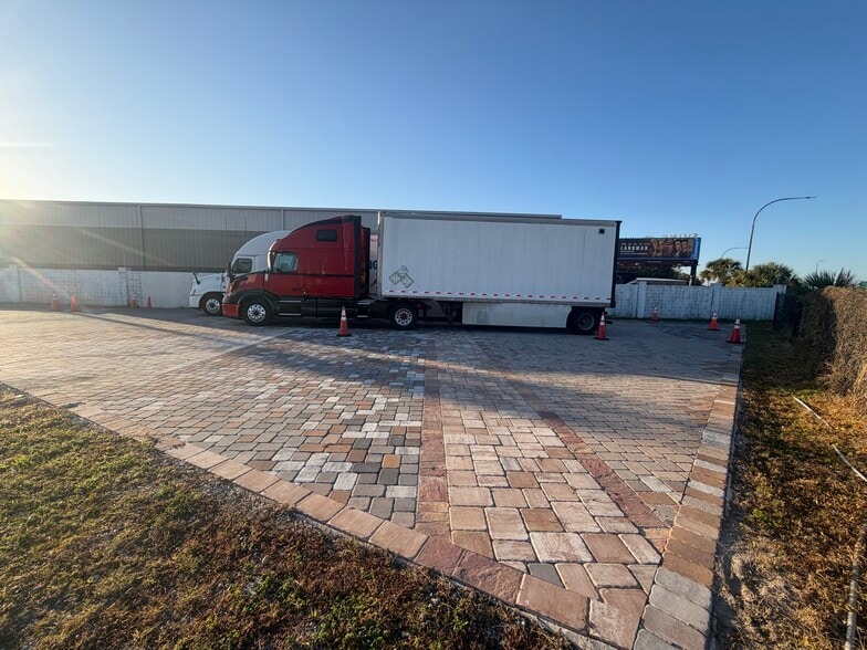 More Photos Of 3303 37th St, Orlando Warehouse For Lease