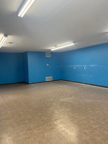 More Photos Of 101 Newbury Hollow Ln, Syracuse Warehouse For Lease