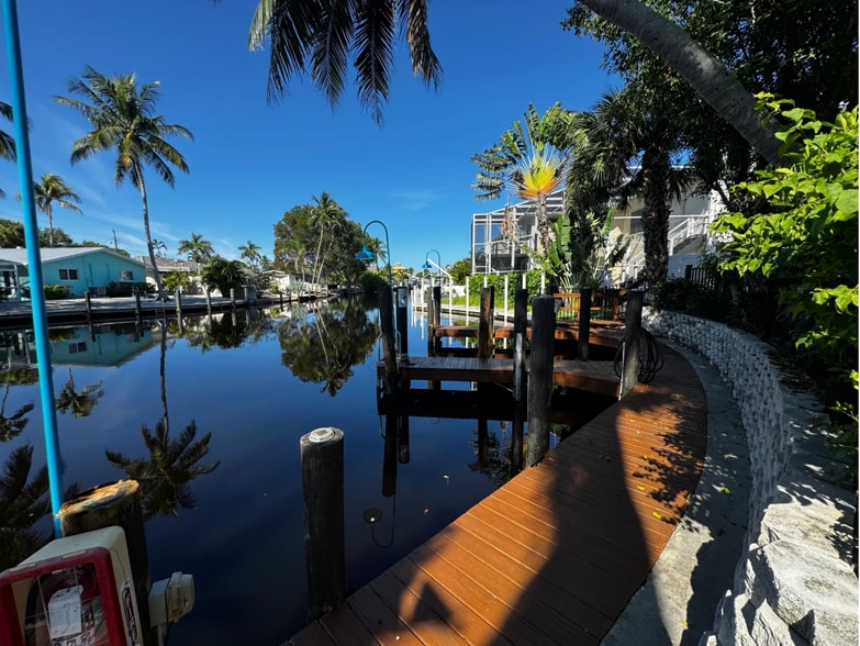 More Photos Of 3350 Bayshore Dr, Naples Hotel For Sale