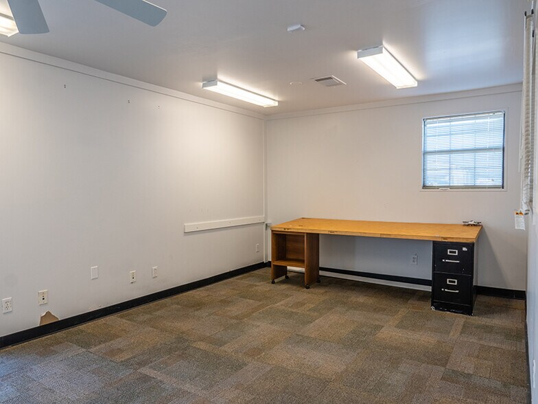 More Photos Of 108 McNutt Rd, Hutto Warehouse For Lease