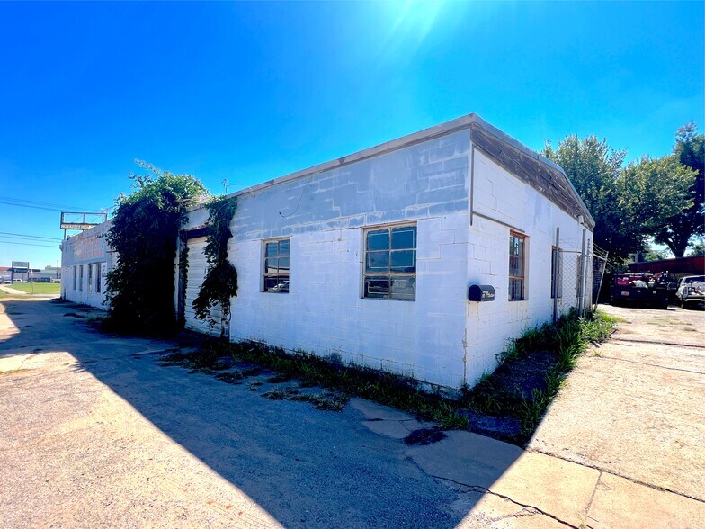 More Photos Of 127 N 9th St, Chickasha Auto Repair For Sale
