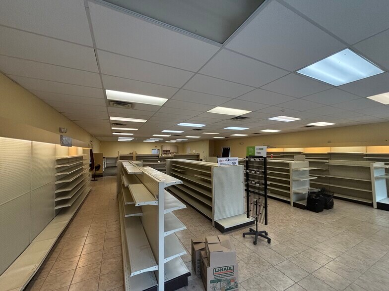 More Photos Of 704 S Us-27, Havana Drugstore For Sale
