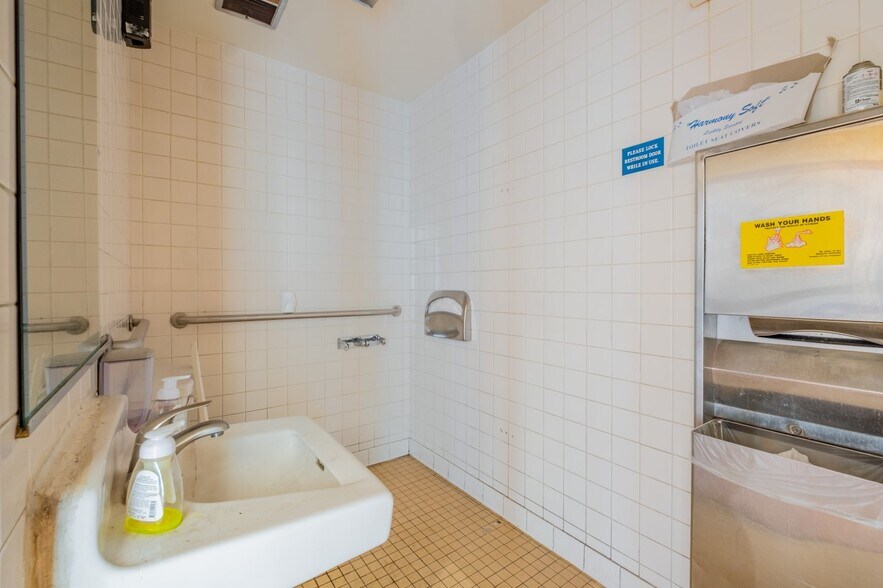 More Photos Of 16955 Sherman Way, Van Nuys Freestanding For Lease