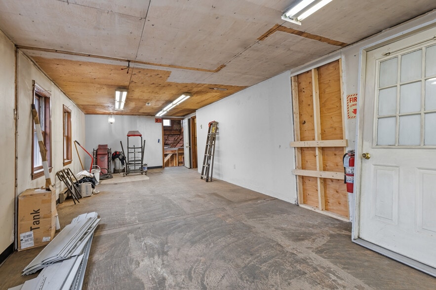 More Photos Of 1973 Victory Hwy, Glendale General Retail For Sale