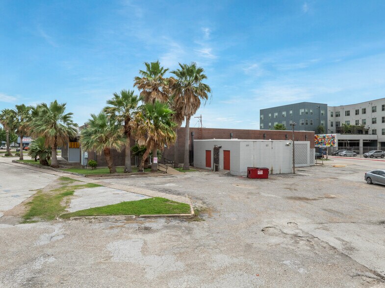 More Photos Of 6430 Hillcroft Ave, Houston Office For Sale