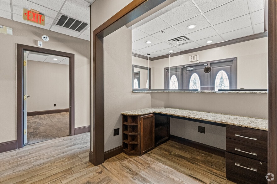 More Photos Of 421 Compton Ave, Irving Warehouse For Lease