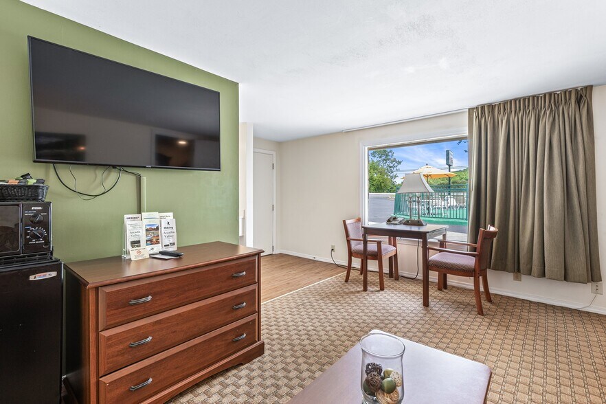 More Photos Of 310 S McCune St, Pilot Knob Hotel For Sale