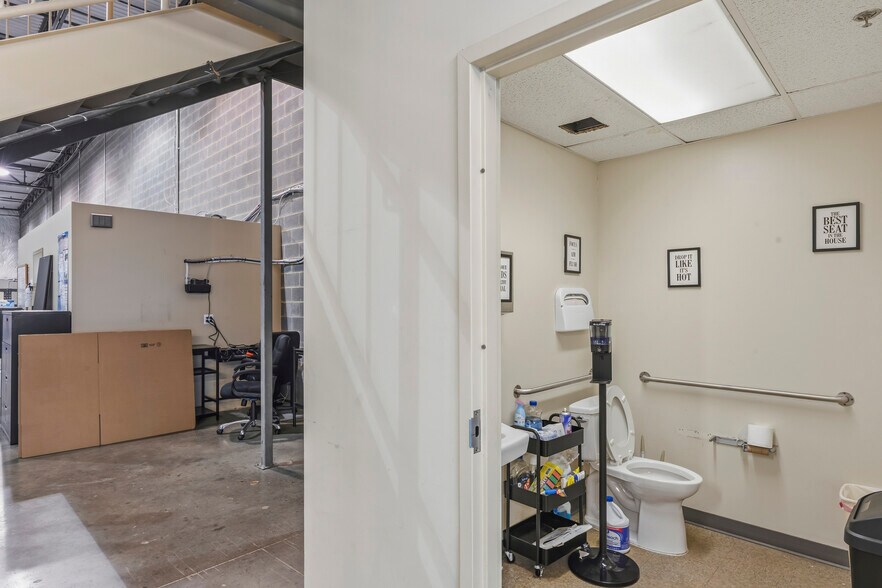 More Photos Of 17857-17889 Fraley Blvd, Dumfries Research And Development For Sale