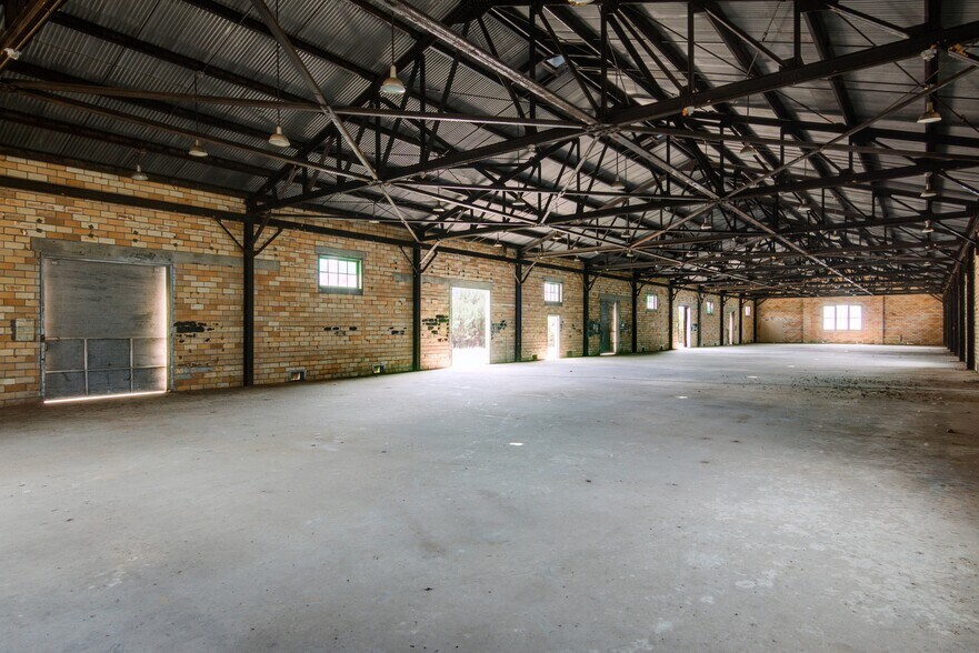 More Photos Of 10 Beech St, Hooks Unknown For Lease