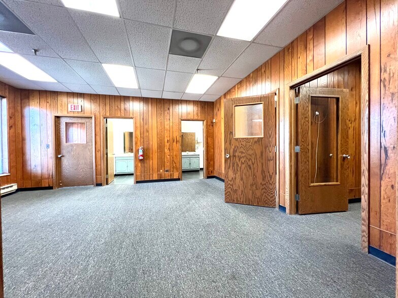 More Photos Of 2039 Foster Ave, Wheeling Warehouse For Lease