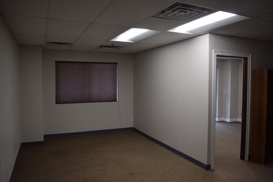 More Photos Of 520-536 W 66th St, Loveland Light Manufacturing For Sale