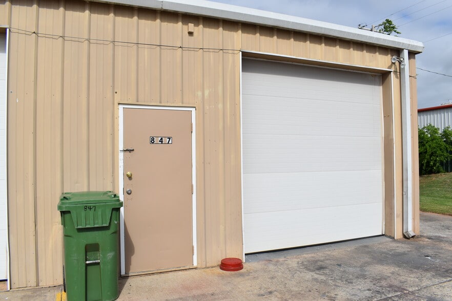 More Photos Of 831-841 Industrial Dr, Yukon Light Manufacturing For Sale