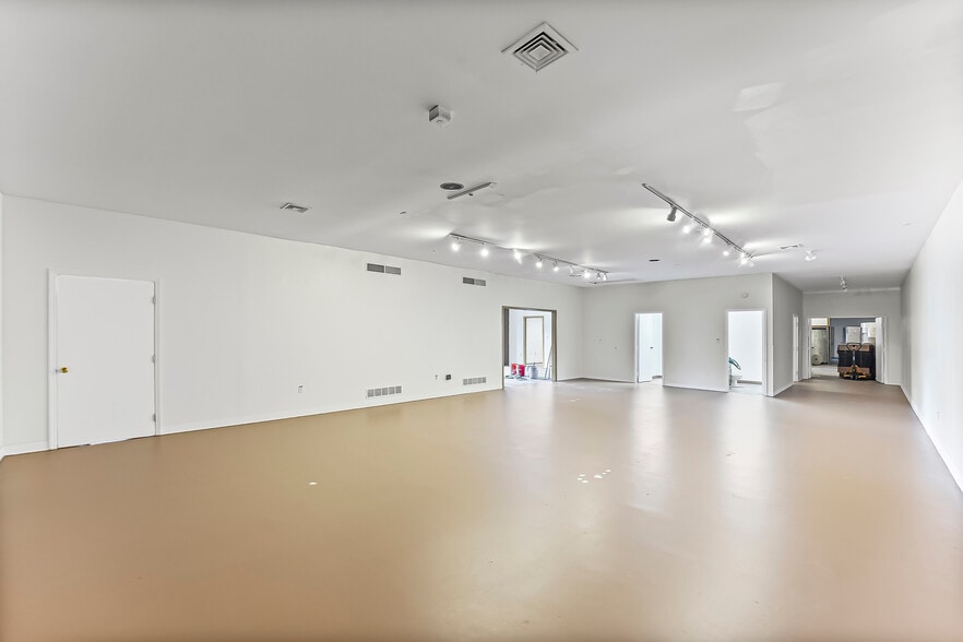 More Photos Of 935 Chestnut St, Gap Showroom For Sale