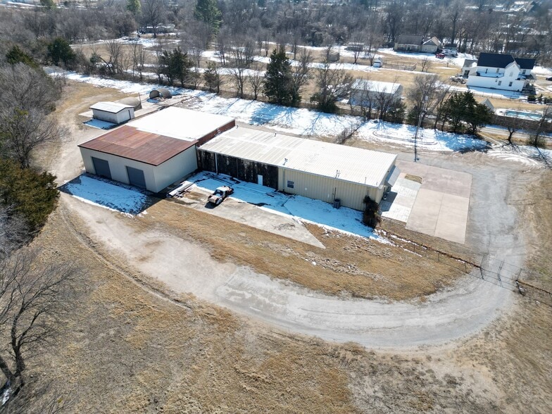 More Photos Of 400 E Jackson St, Broken Arrow Warehouse For Lease