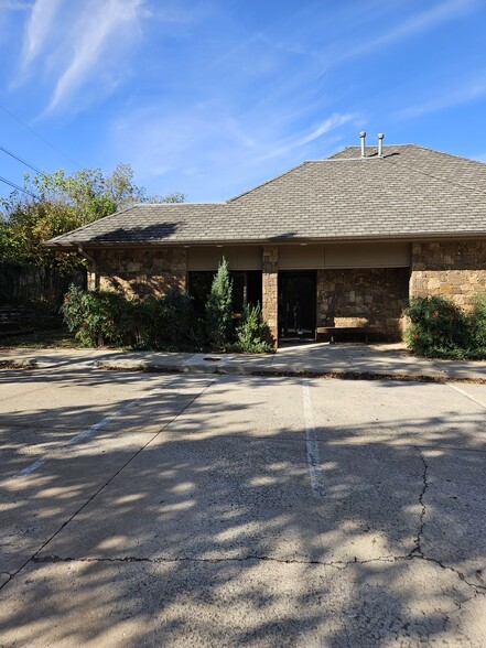 Primary Photo Of 216 E 10th St Plz, Edmond Office For Lease