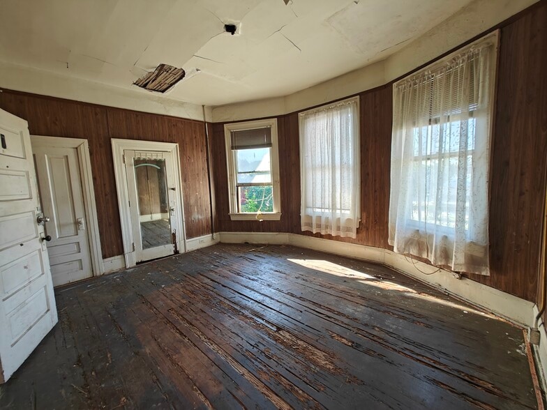 More Photos Of 2020 N Main St, Jacksonville Specialty For Sale