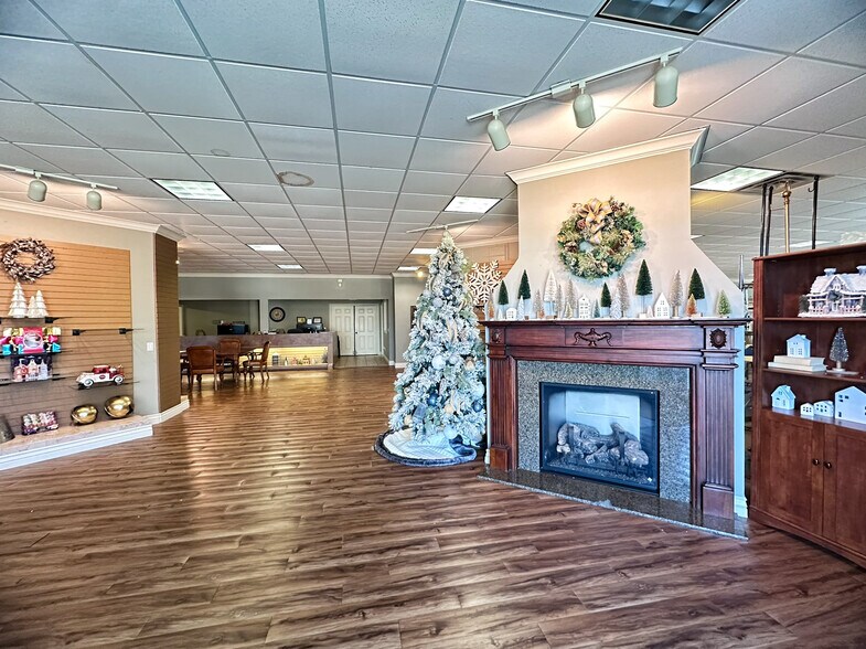 More Photos Of 2903 SE J St, Bentonville Showroom For Sale