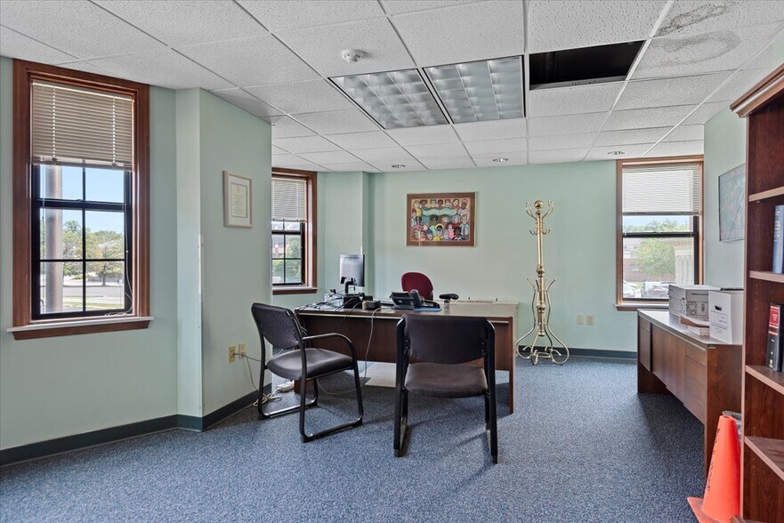 More Photos Of 615 S 2nd St, Springfield Office For Sale