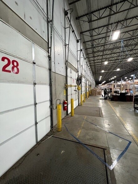 More Photos Of 7765 National Tpke, Louisville Warehouse For Lease