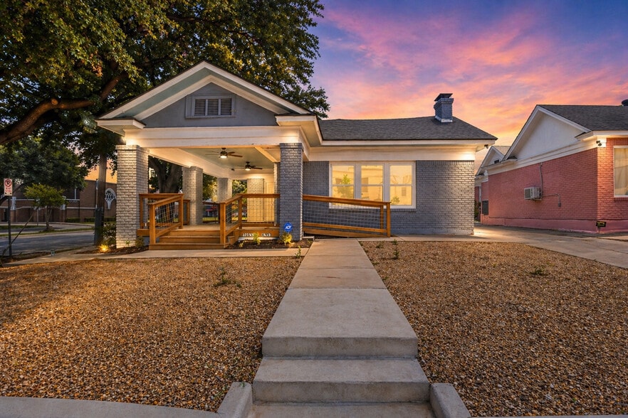 More Photos Of 105 S Zang Blvd, Dallas Office For Sale