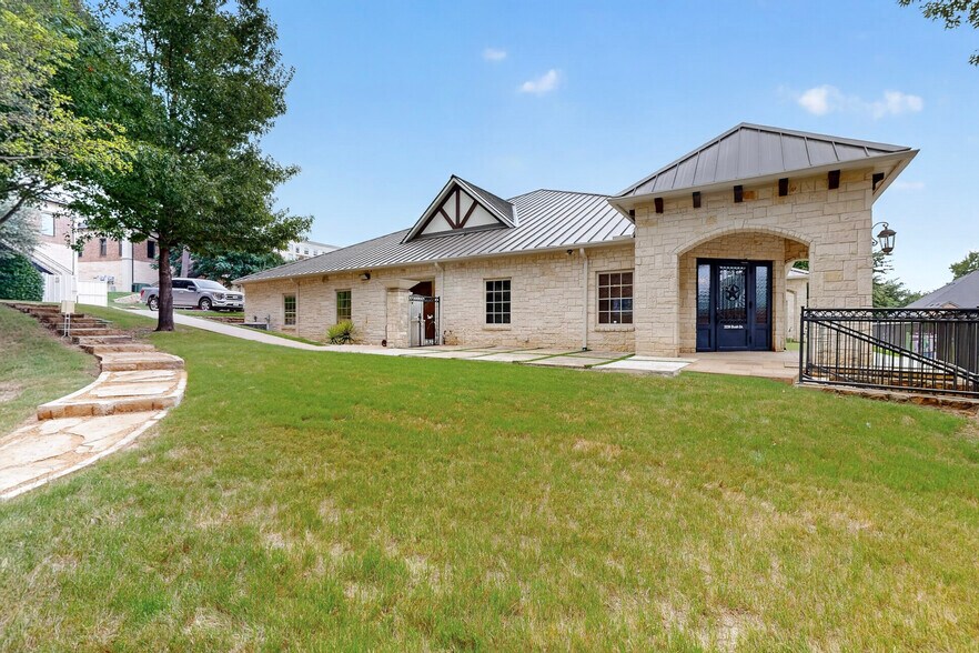More Photos Of 2230 Bush Dr, McKinney Medical For Lease
