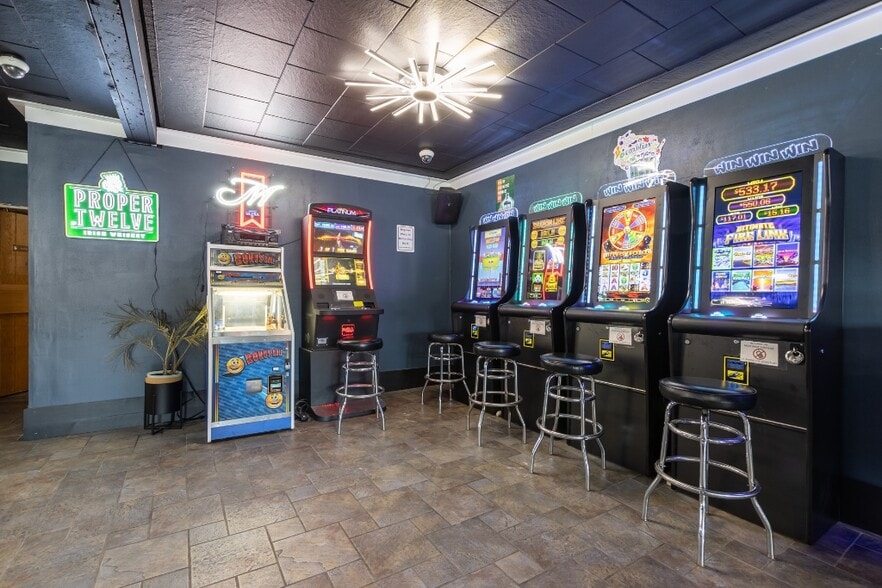 More Photos Of 740 Washington St, Wausau Bar For Sale