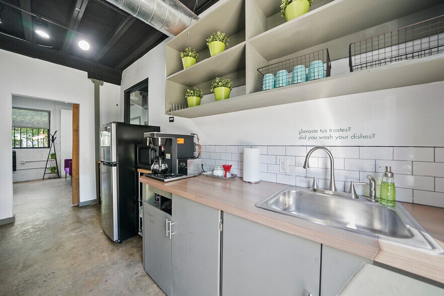 More Photos Of 4422 Navigation Blvd, Houston Office For Lease