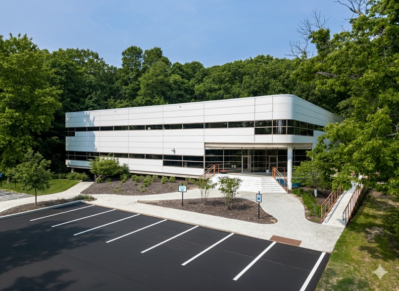 More Photos Of 13600 Bishops Ct, Brookfield Office For Lease