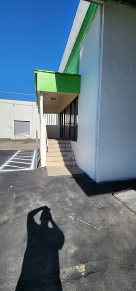 More Photos Of 2319 W Holly St, Phoenix Warehouse For Lease