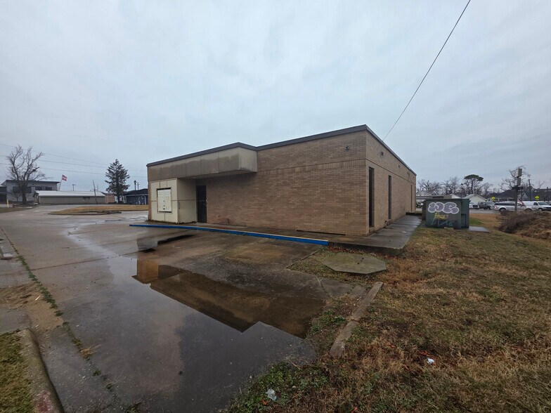 More Photos Of 401 N 2nd St, Rogers Office For Lease