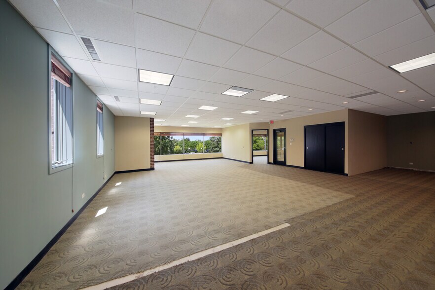 More Photos Of 191 E Deerpath Rd, Lake Forest Office For Sale