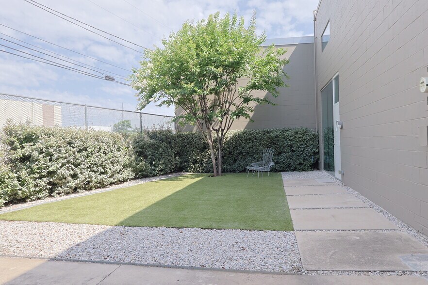 More Photos Of 1111 Lagoon Dr, Dallas Office For Sale