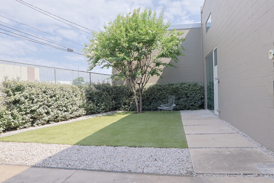 More Photos Of 1111 Lagoon Dr, Dallas Office For Sale