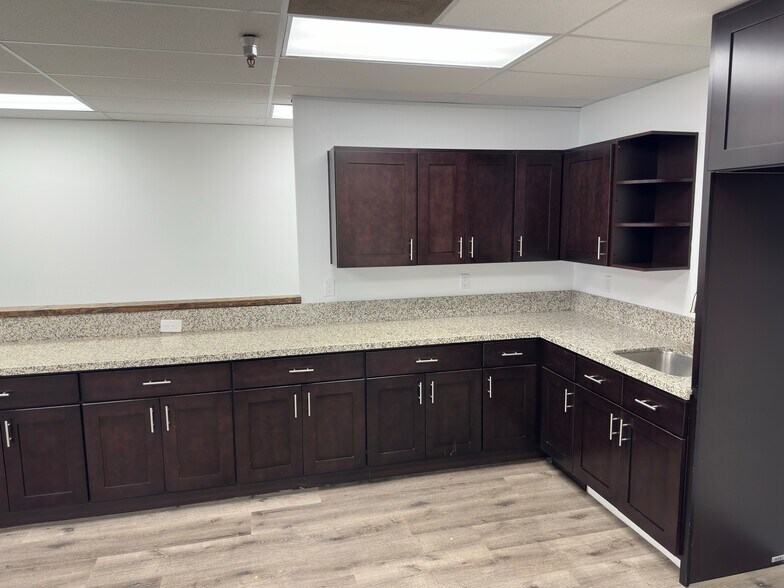 More Photos Of 1830 Lockwood St, Oxnard Warehouse For Lease