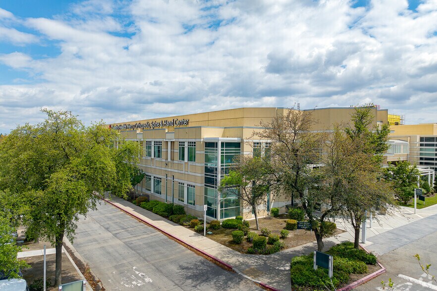 More Photos Of 300 Old River Rd, Bakersfield Medical For Lease