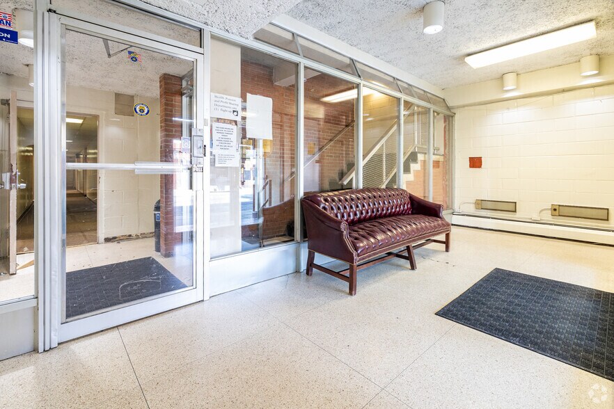 More Photos Of 3243 49th St, Astoria Freestanding For Lease