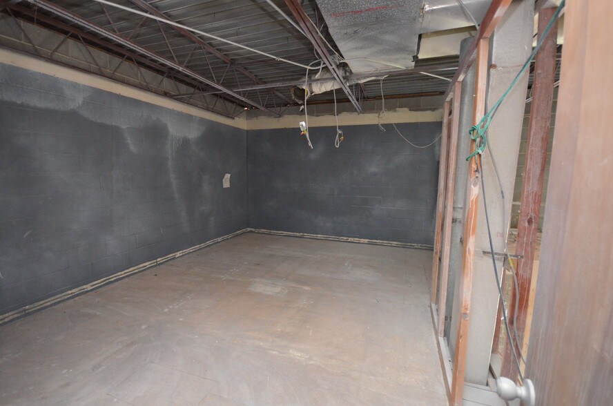 More Photos Of 1823 N Frontage Rd, Beeville Office For Sale