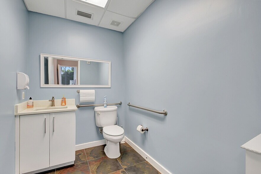 More Photos Of 7150 Seacrest Blvd, Lantana Showroom For Sale