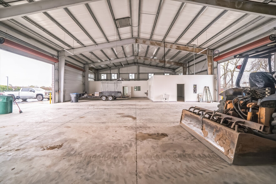 More Photos Of 2330 E Kaviland Ave, Fresno Light Manufacturing For Sale