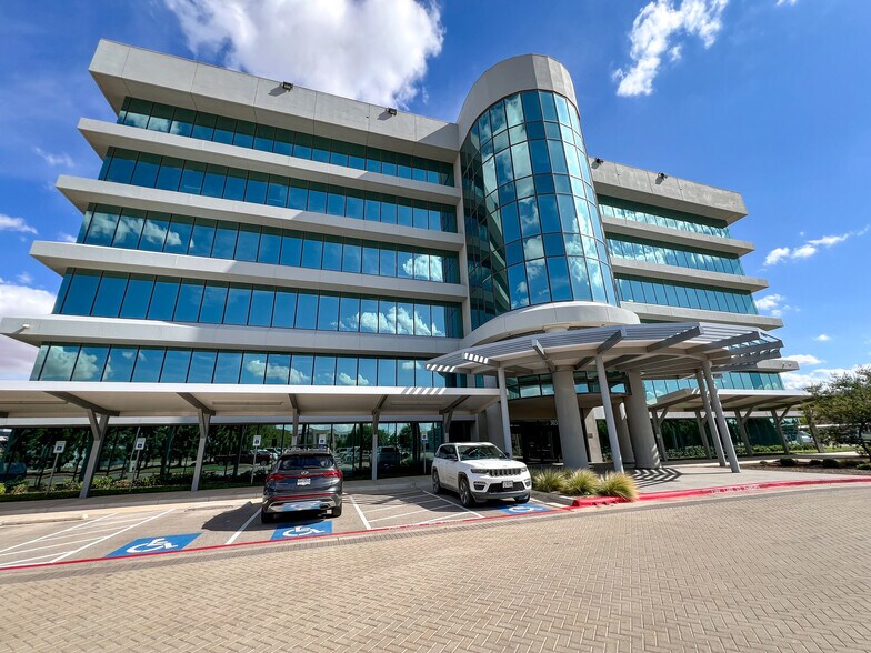 More Photos Of 303 Veterans Airpark Ln, Midland Office For Lease