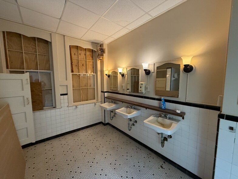 More Photos Of 6 W Henry St, Savannah Freestanding For Sale