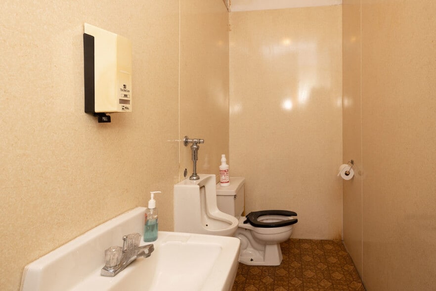 More Photos Of 100 S Washington St, Lake City Restaurant For Sale