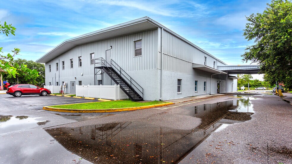 More Photos Of 11633 137th St N, Largo Showroom For Sale