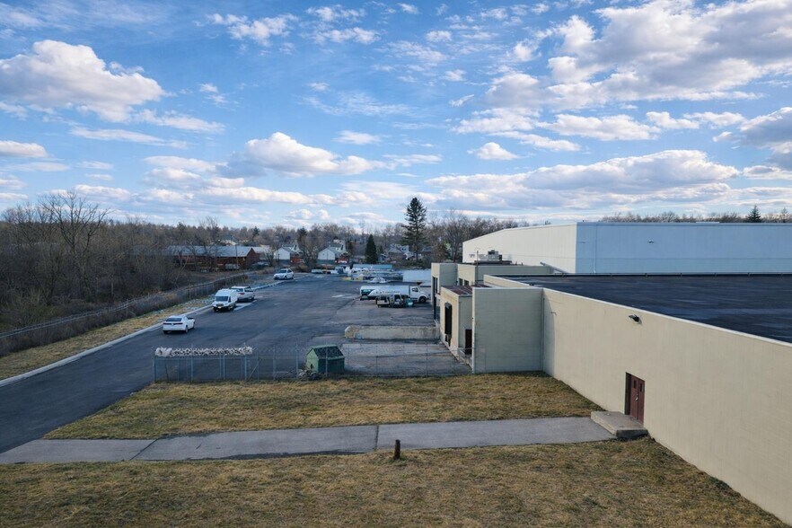 More Photos Of 36-60 Industrial pl, Middletown Manufacturing For Lease