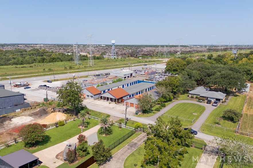 More Photos Of 906 Reppert St, Bacliff Self Storage For Sale